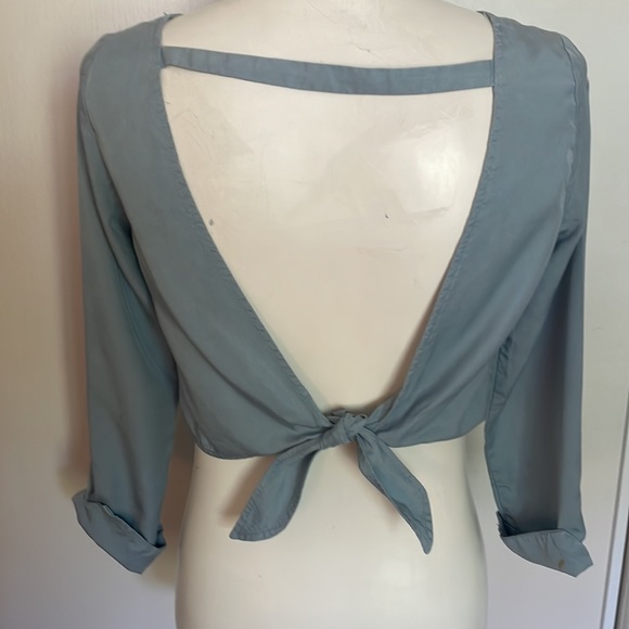 18. Zara Basic Couture Long Sleeve Light Blue Chambray Crop Top Open Back Blouse - Picture 3 of 8